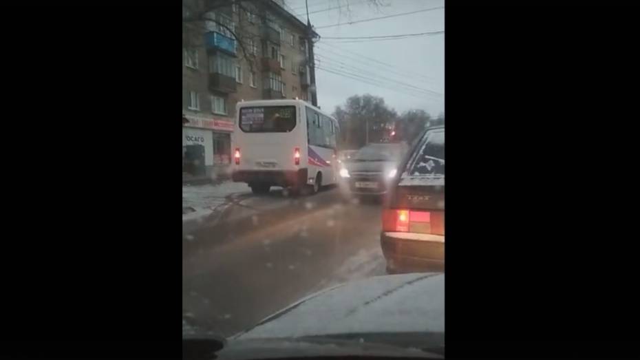 В Воронеже попала на видео проехавшая по встречной полосе маршрутка