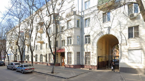 В центре Воронежа ночью женщина упала с 5-го этажа и выжила