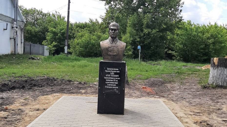 В ольховатской слободе Марьевка установили бюст местного советского деятеля Антона Чайки