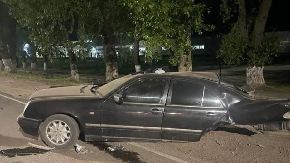 Под Воронежем 18-летний водитель на Mercedes врезался в дерево