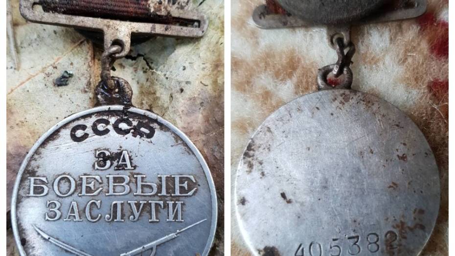 Белорусские поисковики обнаружили медаль красноармейца из Боброва