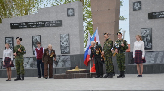 В верхнемамонском селе открыли сквер Победы и 2 мемориала