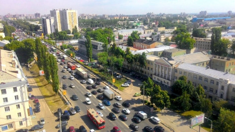 Неработающие светофоры спровоцировали крупную пробку в Воронеже