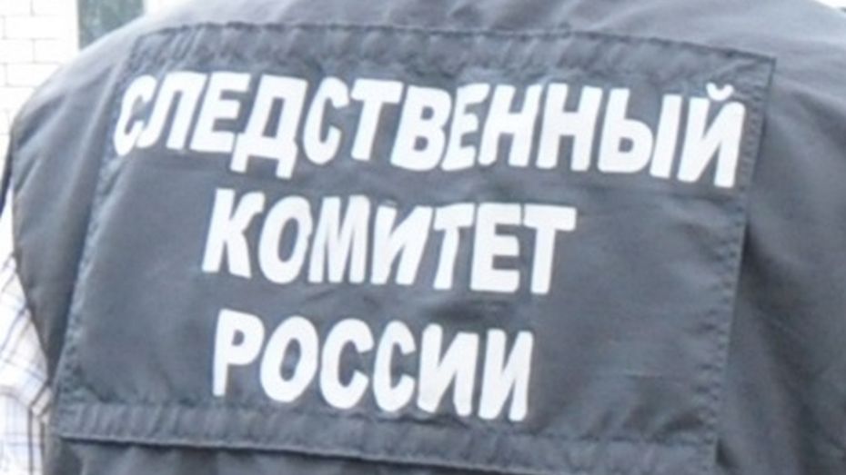 В подъезде многоквартирного дома в Павловске обнаружили труп мужчины