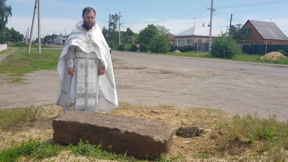 В Павловском районе при благоустройстве сквера нашли старинную надгробную плиту