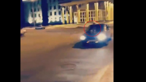 В Воронеже полиция заинтересовалась видео дрифтующей машины с человеком на капоте 