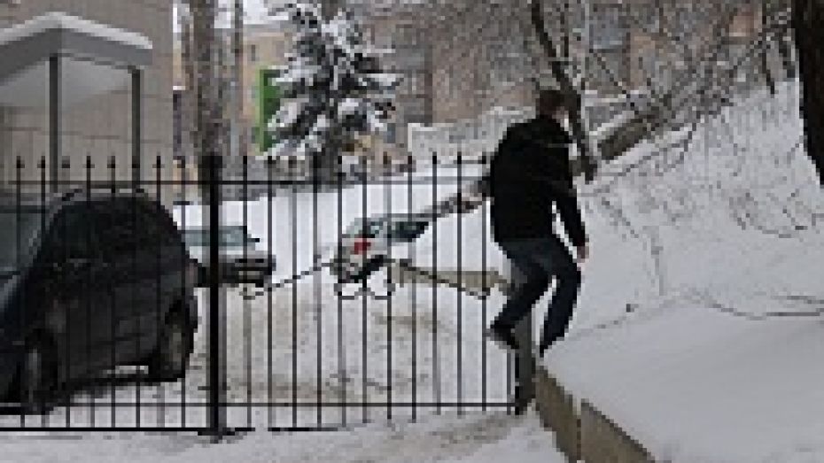 В Воронеже владелец бизнес-центра перекрыл улицу Арсенальную забором