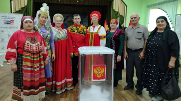 В Поворинском районе члены УИК встретили избирателей в народных костюмах