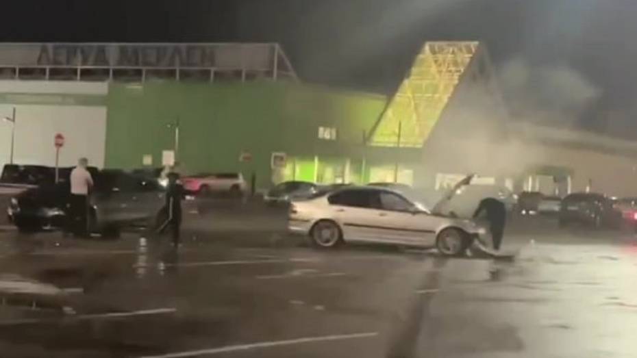Дрифт двух воронежцев на BMW возле «Града» закончился аварией: видео