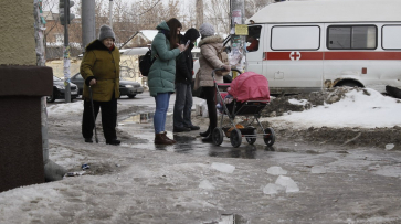 Воронежскую пенсионерку госпитализировали после падения глыбы льда у остановки
