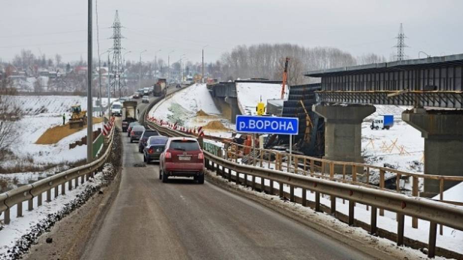 На мосту через реку Ворона в Борисоглебском районе деформировался металлический настил