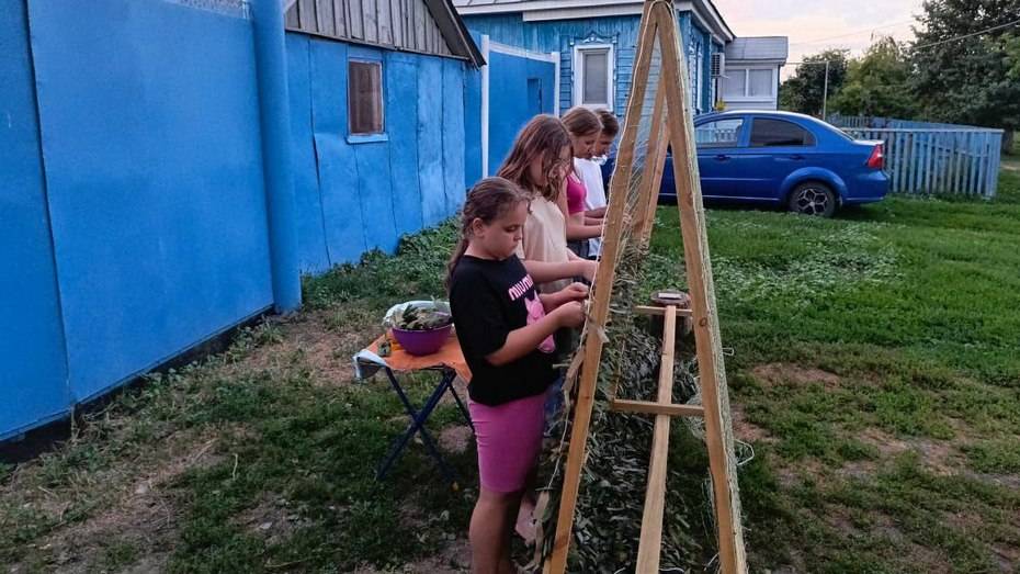 Жительница Грибановского района организовала рядом с домом мастерскую по плетению маскировочных сетей