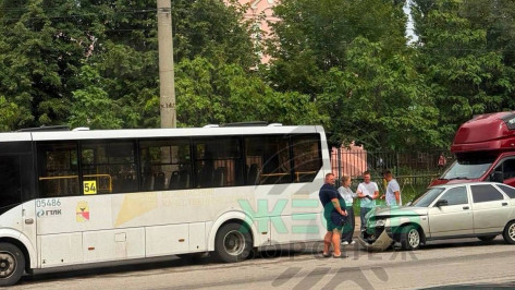 В Воронеже на улице 9 Января «Лада» столкнулась с автобусом №54