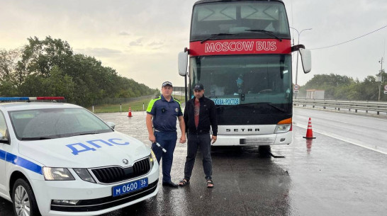 Воронежские автоинспекторы помогли 78 пассажирам и водителю сломавшегося на трассе автобуса
