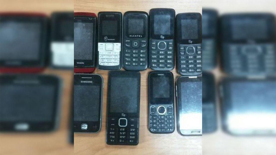 В Россоши 24-летний парень пытался перебросить в колонию 9 телефонов