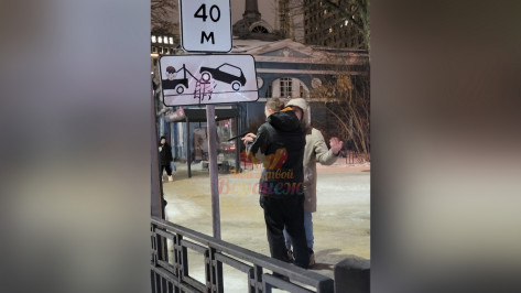 В центре Воронежа заметили молодого человека с пистолетом