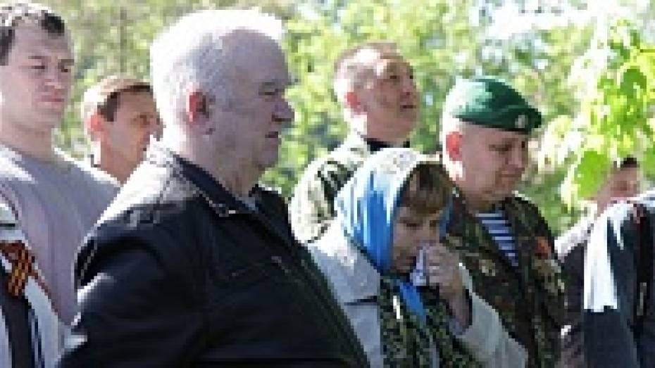 В Боброве открыли мемориальную доску погибшему в Чечне солдату