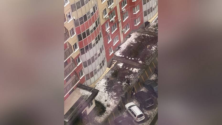 Мужчина выпал из окна 17-этажного дома под Воронежем