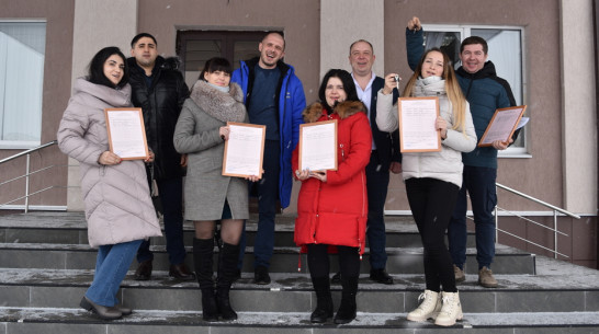 В Репьевском районе 5 семей получили сертификаты на жилье