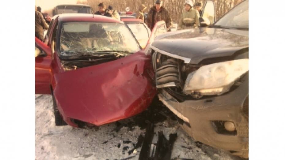 Автоледи на «Ладе» пострадала при столкновении с Land Cruiser в Воронежской области
