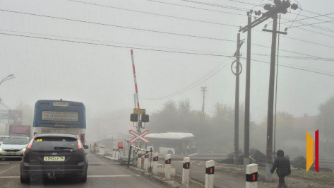 В Воронеже автобус съехал в кювет у железнодорожного переезда