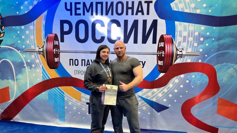 Бобровская спортсменка взяла «серебро» на первенстве и чемпионате России по пауэрлифтингу