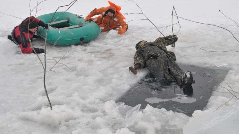 Спасатели измерили лед на Воронежском водохранилище 6 марта 
