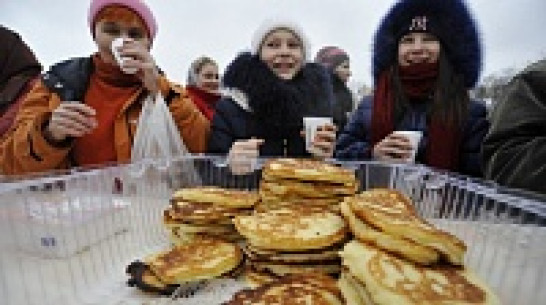 В Воронеже на масленичных гуляниях продают блины с красной икрой и свежей клубникой