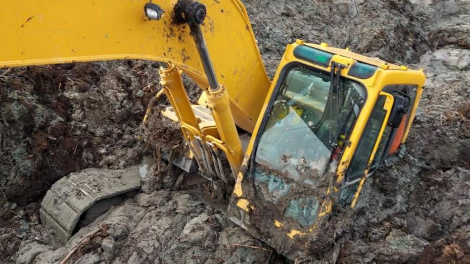 Экскаватор засосало в грязь «Перламутрового озера» в Воронежской области