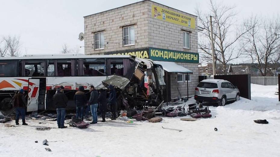 Появилось видео последствий ДТП с фурой и пассажирским автобусом в Воронежской области