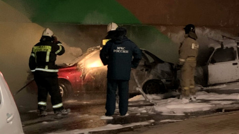 Очевидцы: перед возгоранием двух машин на улице Суворова неизвестный сломал камеру