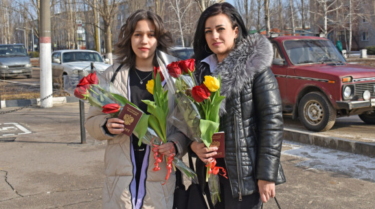 В Лисках переехавшим из ЛНР маме и дочке вручили российские паспорта и букеты