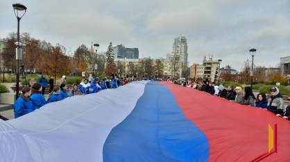 В Воронеже на Советской площади развернули 100-метровый триколор в честь Дня народного единства
