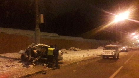 В Воронеже такси Nissan врезалось в опору ЛЭП: 25-летний водитель погиб