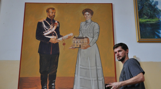 Павловской школе подарили картину с изображением Николая II и княгини Ольги Романовой