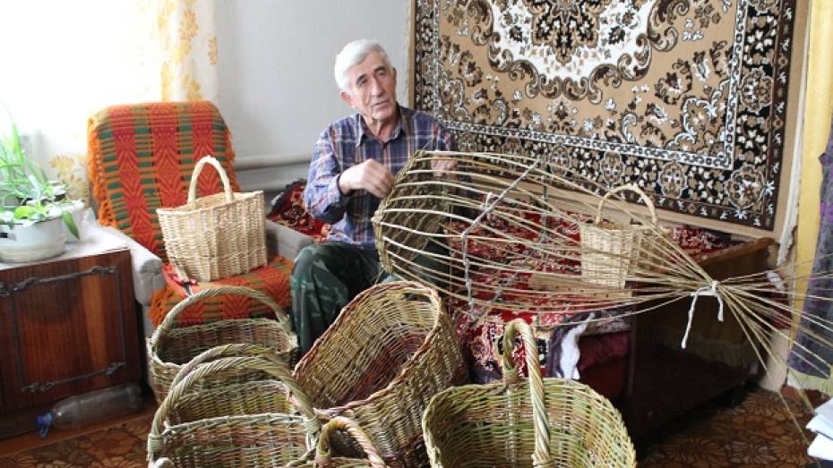 Ветеран труда из Петропавловки плетет лучшие в районе корзины из лозы