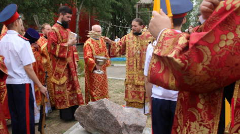 В верхнемамонском селе Гороховка освятили закладной камень на месте будущего храма