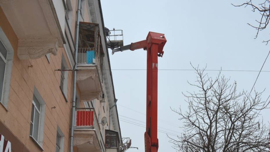 В центре Воронежа за день от снега и наледи очистят крыши 32 домов 