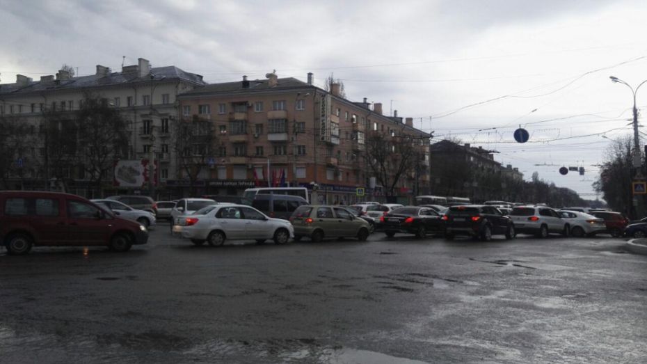В Воронеже из-за неработающего светофора на Московском проспекте образовалась пробка 