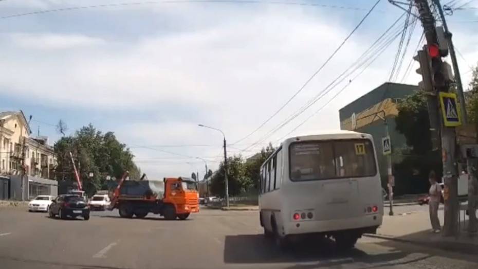 Водитель воронежской маршрутки поплатился за проезд на красный: видео