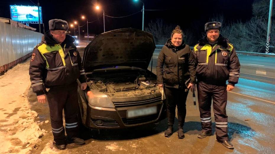 В Воронежской области сотрудники ГИБДД спасли замерзавшую автомобилистку