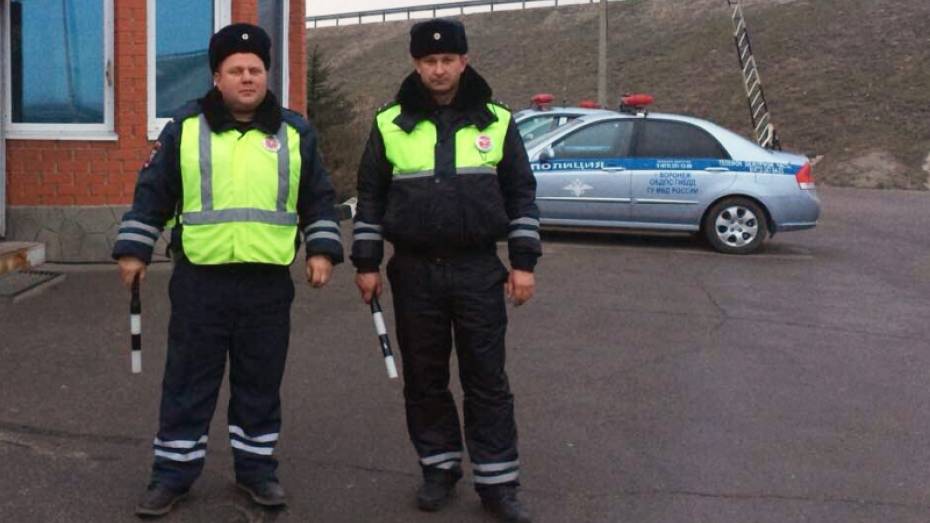 В Воронежской области инспекторы ГИБДД помогли водителю потушить «КАМАЗ» на трассе