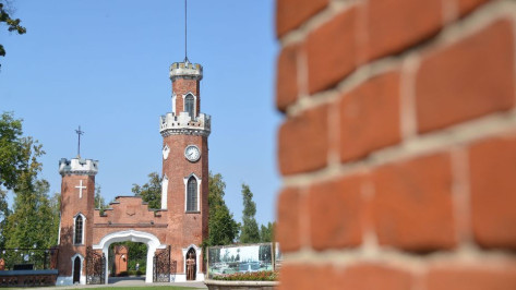 На воротах на входе во дворец Ольденбургских под Воронежем восстановят часы с колоколом