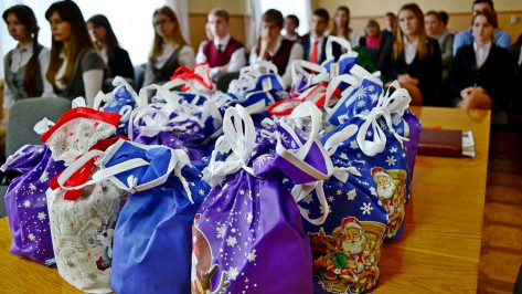 В Грибановском районе лучшим школьникам вручили подарки