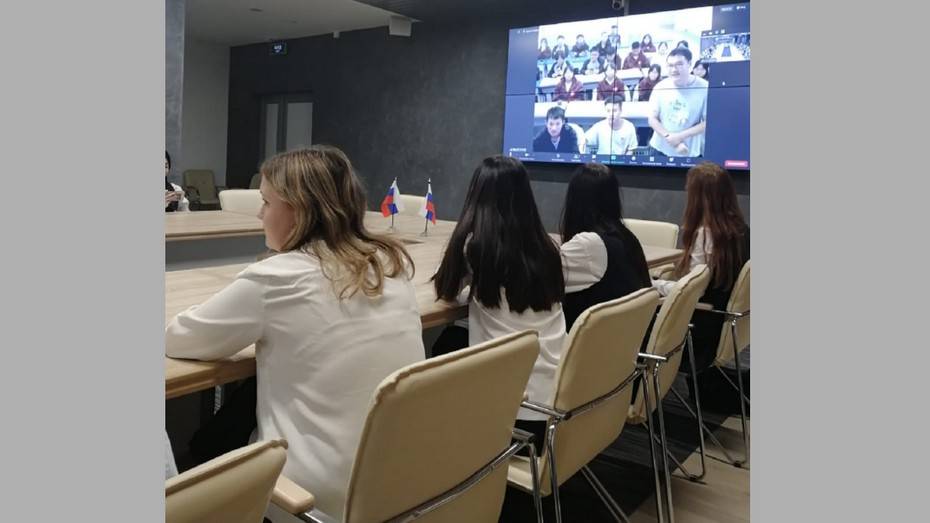 В Бобровском центре «Лидер» для школьников впервые провели видеоконференцию с Китаем