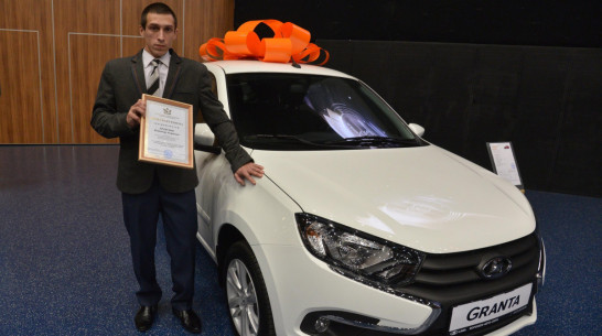 «Нужен подход к каждому теленку». В Воронеже труженикам села подарили 20 «Лад»