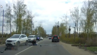 Под Воронежем мотоциклист врезался в две машины: видео