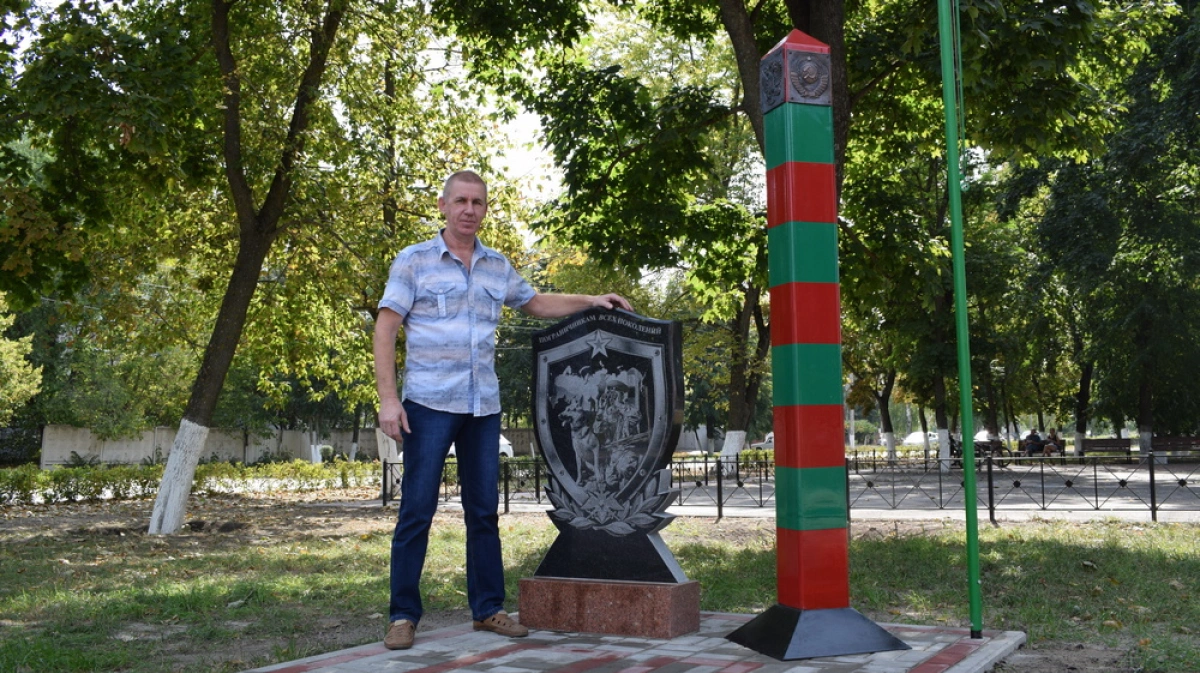 Пограничные знаки на границе. Бердск памятного знака пограничникам. Пограничный столб Благовещенск. Пограничный столб в Борисоглебске. Благовещенск памятник пограничный столб.