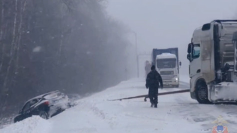 Воронежские госавтоинспекторы достали съехавший в кювет Hyundai с помощью троса и грузовика