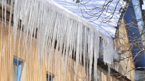 В Воронеже ледяная глыба упала на женщину с коляской
